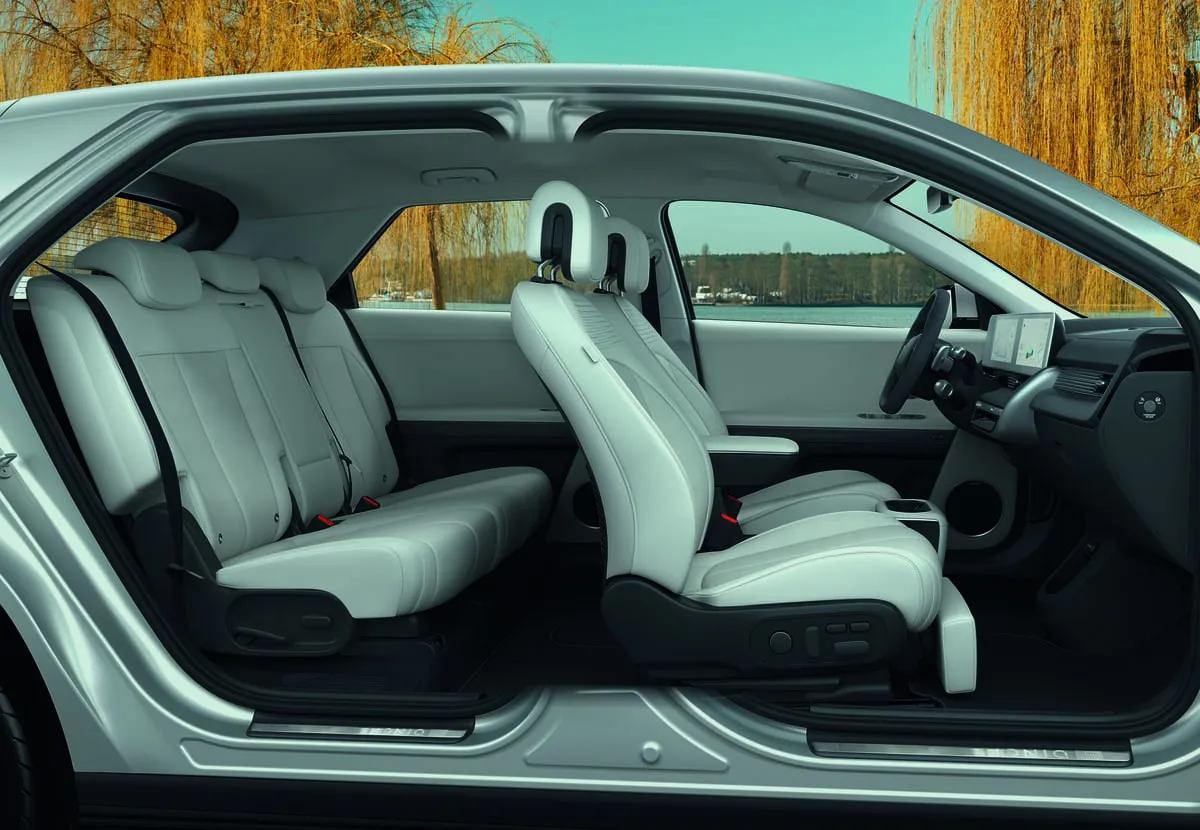 HME_PI_NE_Top Trim_INT_side Roominess_7088x4902_CMYK_v005 (1)